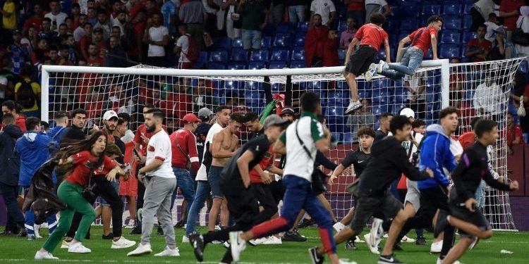 عقوبات تنتظر الجماهير المغربية بعد اقتحام ملعب إسبانيول
